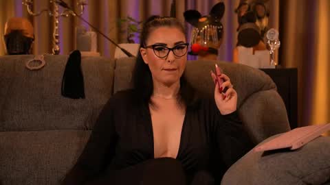 Snapshot of mistresskellykent chatting on October 3, 11:57 pm Mistress Kelly online show from October 3, 11:57 pm