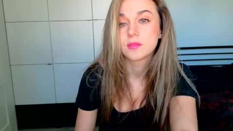 mmminnie online show from April 1, 2:03 pm