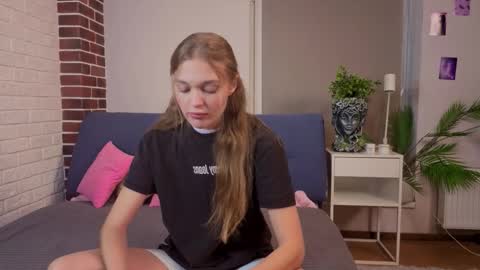 Snapshot of moirawenzinger chatting on October 19, 6:23 pm Kylie online show from October 19, 6:23 pm