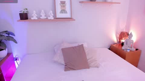 M o L l i E  online show from February 14, 11:42 am