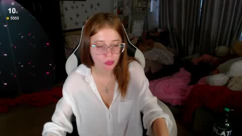 Molly Prvt is open online show from April 12, 7:45 am