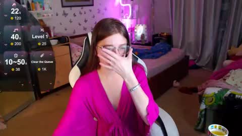 Molly Prvt is open online show from December 22, 11:50 am