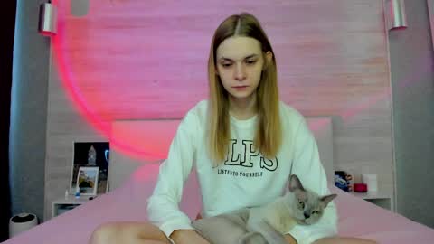 Molly Hunt online show from April 3, 4:41 am