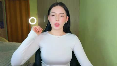 molly_millerr online show from April 30, 5:40 pm