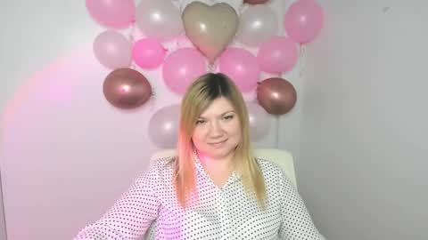 Snapshot of molly_moree chatting on February 20, 1:30 pm Molly online show from February 20, 1:30 pm
