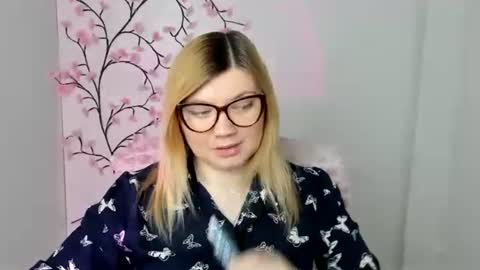 Molly online show from April 3, 11:39 am