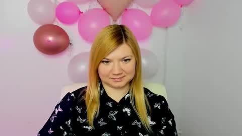 Snapshot of molly_moree chatting on February 25, 1:00 pm Molly online show from February 25, 1:00 pm