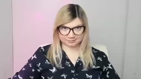 Snapshot of molly_moree chatting on October 17, 11:58 am Molly online show from October 17, 11:58 am