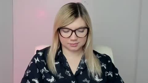 Snapshot of molly_moree chatting on October 12, 12:20 pm Molly online show from October 12, 12:20 pm