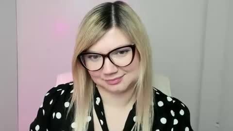 Snapshot of molly_moree chatting on October 15, 12:06 pm Molly online show from October 15, 12:06 pm