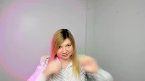 Snapshot of molly_moree chatting on February 10, 3:32 pm Molly online show from February 10, 3:32 pm
