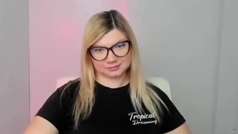 Snapshot of molly_moree chatting on September 17, 11:46 am Molly online show from September 17, 11:46 am