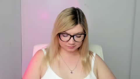 Snapshot of molly_moree chatting on September 12, 11:34 am Molly online show from September 12, 11:34 am