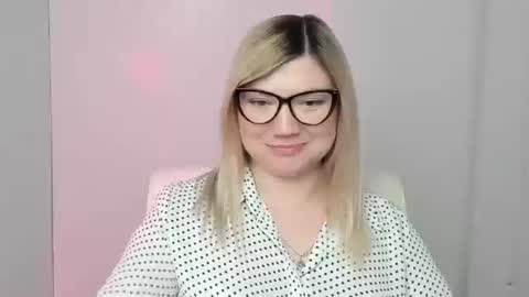 Snapshot of molly_moree chatting on October 19, 12:10 pm Molly online show from October 19, 12:10 pm