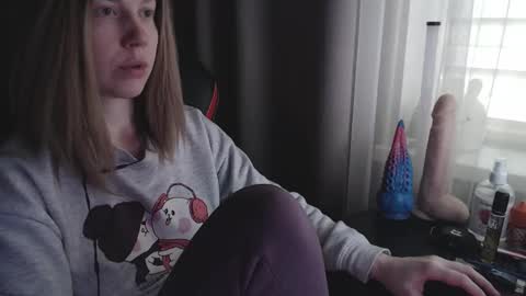 Snapshot of molly_royse chatting on March 8, 9:17 am I have new photos come and see with love Molly online show from March 8, 9:17 am