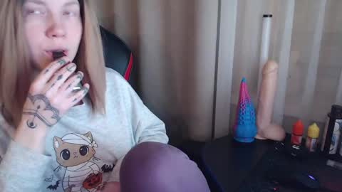 Snapshot of molly_royse chatting on February 17, 5:44 pm I have new photos come and see with love Molly online show from February 17, 5:44 pm