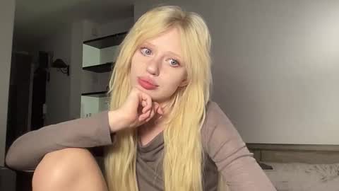 Snapshot of mollycodle chatting on October 6, 6:37 pm Goddess Katherine online show from October 6, 6:37 pm