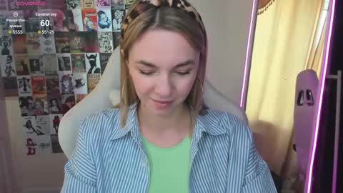 Snapshot of mollydevonn chatting on September 25, 1:12 am Molly online show from September 25, 1:12 am