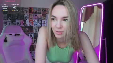 Snapshot of mollydevonn chatting on October 7, 1:23 am Molly online show from October 7, 1:23 am