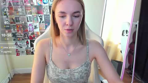 Snapshot of mollydevonn chatting on September 15, 2:35 am Molly online show from September 15, 2:35 am