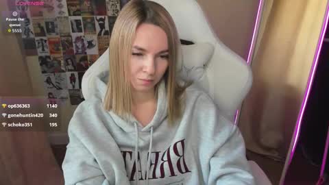 Snapshot of mollydevonn chatting on October 19, 8:19 am Molly online show from October 19, 8:19 am