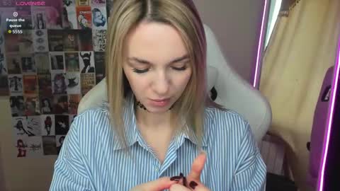 Snapshot of mollydevonn chatting on October 17, 1:20 am Molly online show from October 17, 1:20 am