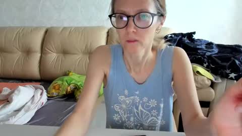 Snapshot of mollystory chatting on February 19, 5:38 am AngelMomm online show from February 19, 5:38 am