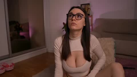 Mona Lisss online show from April 2, 1:07 pm