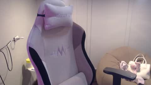 ELYSE A SIMPLE GIRL online show from February 18, 12:28 pm