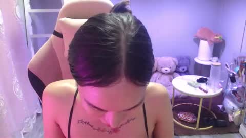 ELYSE A SIMPLE GIRL online show from November 11, 11:45 am