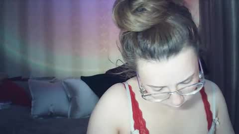 moodiemira online show from March 21, 4:33 pm