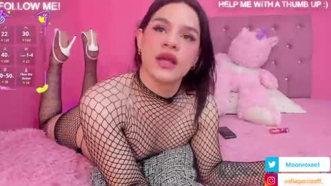 moon_roxee online show from April 17, 11:18 pm