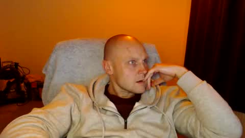 Snapshot of mr_baldy chatting on October 26, 11:04 pm Mr Baldy Likes to Chat online show from October 26, 11:04 pm