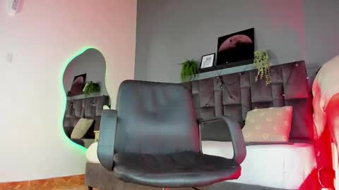 Mr Fox online show from February 10, 7:50 pm