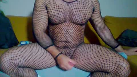 Snapshot of muscbttmbitch chatting on October 30, 12:44 am muscbttmbitch online show from October 30, 12:44 am