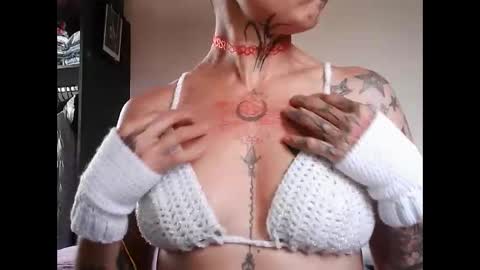 Snapshot of muscle_mommyy chatting on October 28, 1:12 pm arami online show from October 28, 1:12 pm