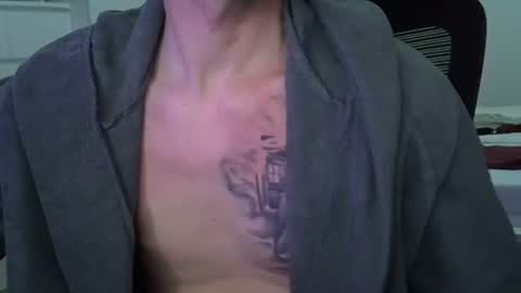 Snapshot of mydickistoobig chatting on October 23, 6:09 pm Big Dick Huhu online show from October 23, 6:09 pm