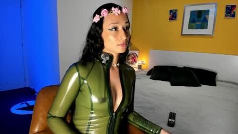 Lola online show from April 4, 4:58 pm