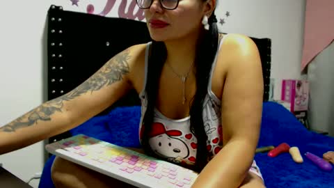 Snapshot of myrandafliiers chatting on October 8, 1:35 am myranda online show from October 8, 1:35 am