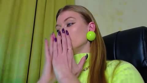 mysticvenus_ online show from December 1, 5:11 pm