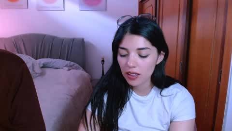 naduu__xx online show from December 11, 5:25 pm