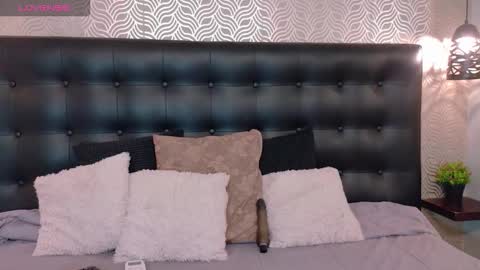 naiaramasson_ online show from December 18, 1:17 pm