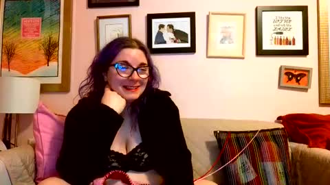 Snapshot of nakedcrafts chatting on February 18, 6:04 am Lizzy online show from February 18, 6:04 am