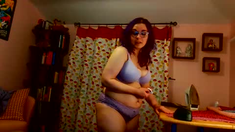 Snapshot of nakedcrafts chatting on January 31, 5:51 am Lizzy online show from January 31, 5:51 am