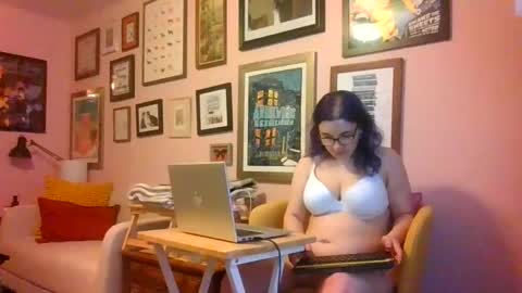 Snapshot of nakedcrafts chatting on January 2, 10:01 pm Lizzy online show from January 2, 10:01 pm