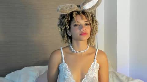 naomidawson online show from February 12, 12:03 am