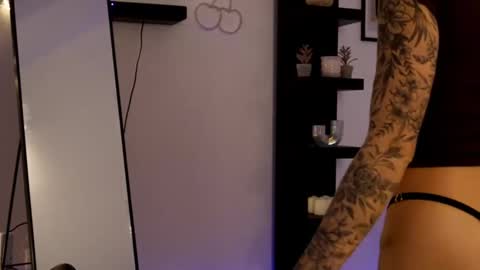 naomii_20 online show from October 7, 2:24 pm