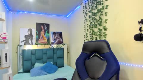 Snapshot of naomy777_ chatting on March 11, 2:32 am naomy online show from March 11, 2:32 am