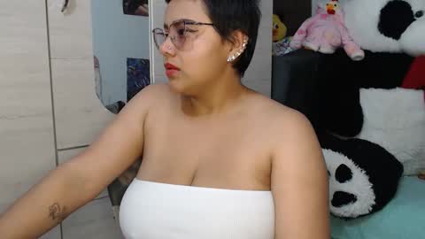 naomylux1 online show from December 19, 3:02 am