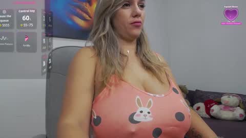 Snapshot of natashaboobs chatting on October 6, 6:09 am natashaboobs online show from October 6, 6:09 am